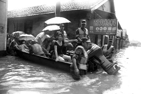 河南信阳淮河以南地区遭50年一遇暴雨袭击6人亡