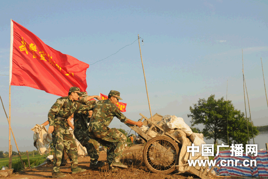 安徽宣城武警奋战11个小时堵塞7处管涌