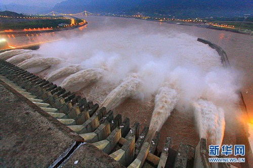 三峡大坝入库洪峰开始减弱水位下降