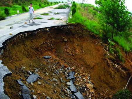 公路塌陷现大坑 蒙阴乡村公路60多处塌方