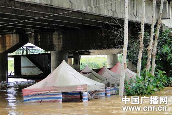 广西北流：圭江水位上涨江中露天茶座被淹