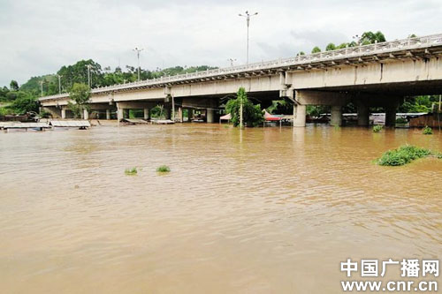 广西北流“母亲河”水位上涨江中露天茶座被淹