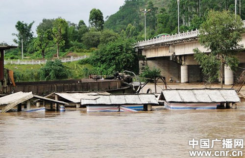 广西北流“母亲河”水位上涨江中露天茶座被淹