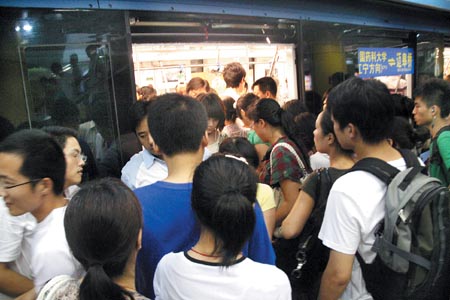 地铁南延线人太多挤得不少女乘客都怕了