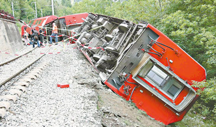瑞士“冰川快车”脱轨数十人伤亡