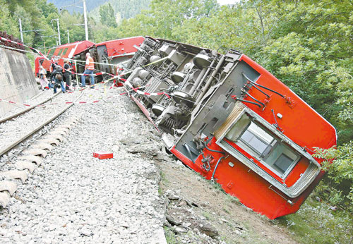 瑞士“冰川快车”脱轨数十人伤亡