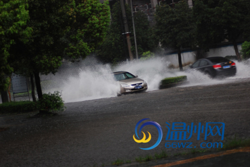 路面低洼积水严重 黄龙街头上演水中飞车