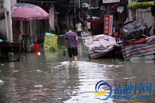 组图：道路积水依旧严重带给出行诸多不便