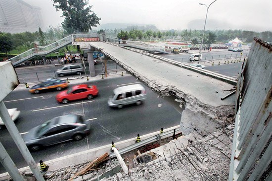 北京水立方南侧天桥被撞损预计周五抢修完工
