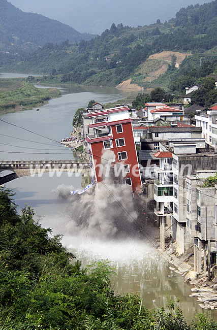 湖北恩施河道内“最牛违章建筑”被爆破拆除(图)