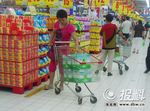 化工原料桶冲入松花江哈尔滨超市出现抢水潮