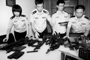 民警查出3吨多“军火”库藏大批仿真枪配件和刀具