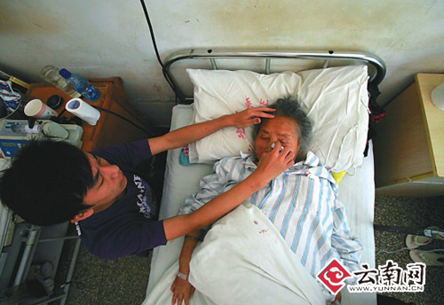 七旬老奶奶17年前收养弃婴如今卧病在床祖孙无钱治病