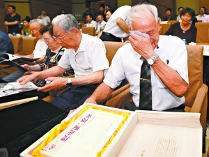 日本侵华老兵献花中国建军节
