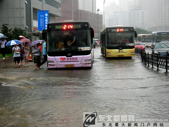公交站易积水雨天乘客上车难[组图]