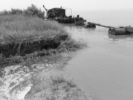 据称黄河南岸私采河沙致部分河岸线后退400米