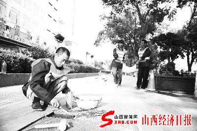 工作人员克服高温酷暑奋战在省城各条街道（图）