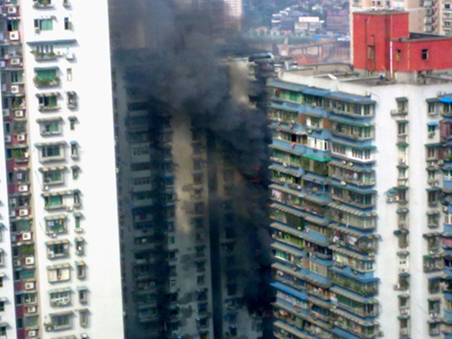 快讯：渝中区一居民楼突发大火目前火势窜至楼顶