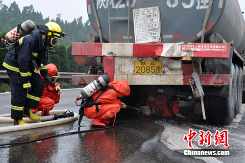 京昆高速车祸造成硫酸泄漏消防官兵排险(图)