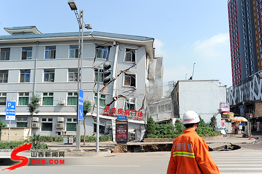 山西省人民医院前地面塌陷致门诊楼侧塌(图)