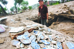 一坑碎瓷引来小车大筐淘古董