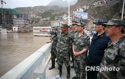 舟曲灾后第六天：应对降雨随时疏散危险地段民众