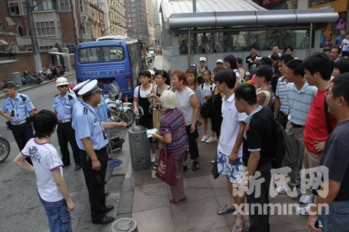 人民广场外牌l旅游大巴涉嫌非法营运近50游客滞留现场