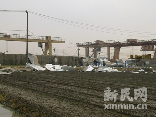 宝山地区现暴雨大风房屋倒塌电线杆倾斜