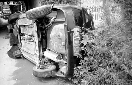 没有刹车痕 轿车直冲桥下