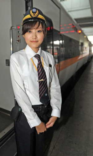 台湾24岁美女列车长惊艳亮相来自铁路世家（图）