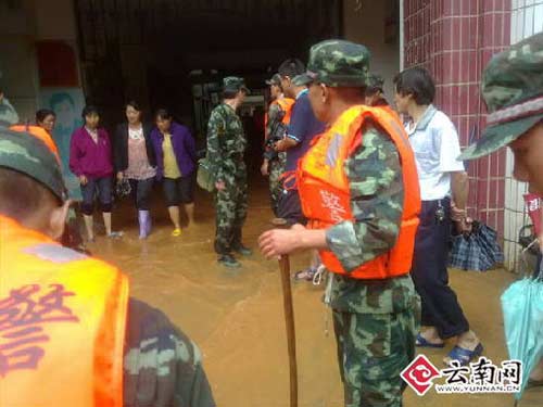 云南呈贡县遭强降雨袭击近8万人受灾(组图)