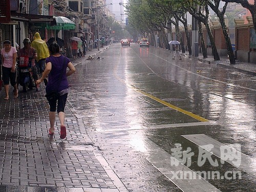 申城连发雷电大风暴雨三项预警老天爷瞬间"变脸"电闪雷鸣