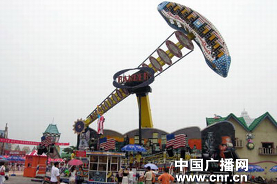 2010年青岛国际啤酒节引进了几十项嘉年华游乐设施 中广网青岛8月18日消息(记者刘华栋 王伟)第20届青岛国际啤酒节在8月13日拉开了帷幕,游客在啤酒城内不但可以喝到国内外众多品牌的啤酒,还可以体验嘉年华游乐设施带来的刺激,但是记者调查发现,这些游乐设施的门票里边并不包括游客意外伤害保险,如果发生意外将给游客带来极大的不便。 记者了解到,从2004年开始,青岛国际啤酒节每年都会引进嘉年华娱乐设备,摩天轮、海盗船、惊涛历险等,让游客在刺激的游玩中释放激情。但是记者了解到,各种游乐设施的门票中并