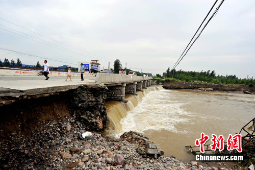 河南辉县遭遇50年不遇特大山洪多处民房被淹