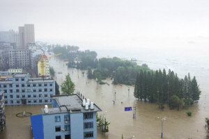 暴雨将持续出行提防积水