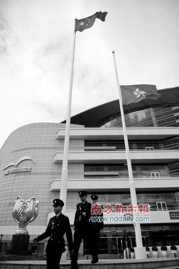 曾荫权吊唁死者逐一写名要菲尽快公开调查报告