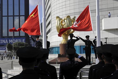 金紫荆广场国旗区旗同下半旗港全城哀悼遇害同胞