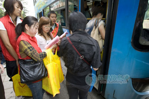 构筑春城文明风景线 志愿者街头劝导不文明行为