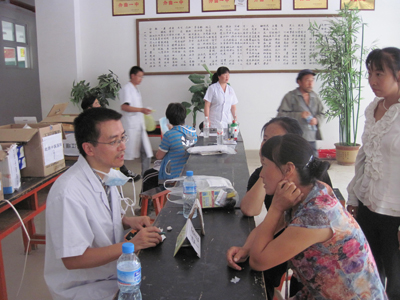 2010年8月16日,北京中医医院皮科专家娄卫海主任医师正在甘肃舟曲灾区