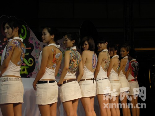模特"背"着青花瓷走台步8名高手上海商场玩人体彩绘