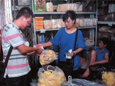 北京部分商贩为保质量用硫磺熏制银耳