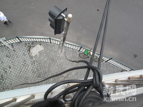 复兴东路电缆线横跨过街天桥行人称安全隐患重重