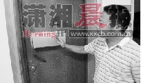 男子苦心研制防盗锁窃贼却钻窗爬进偷盗