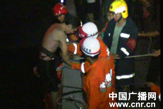 新疆一男子为救宠物狗被困河道消防员成功营救