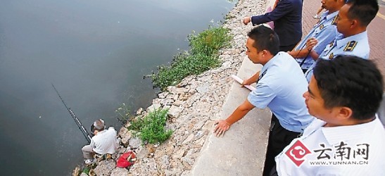 志愿者海埂大坝劝阻野钓市民建议设立相关场所供垂钓