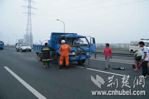 武汉三环线三货车追尾消防员成功营救货车司机