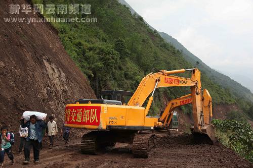 武警官兵全力抢险保通瓦马救灾生命线（图）