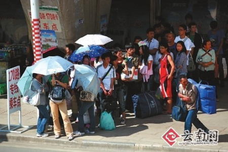 学生周末出行排百米长队等公交