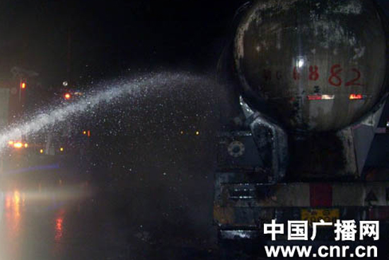 新疆塔城：一水泥罐装车突发起火无人员伤亡