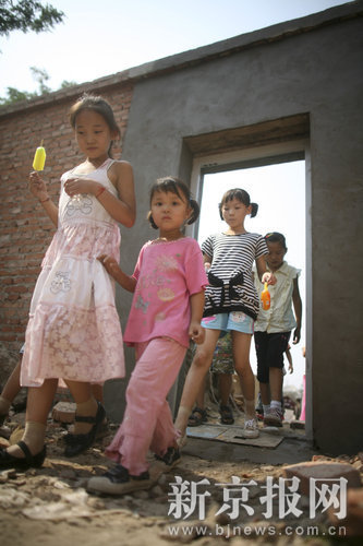 昌平一封村围墙挡住上学路围墙处开通小门